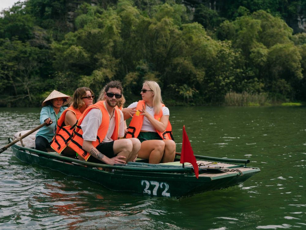 boat-tour-through-trang-an-eco-tourism