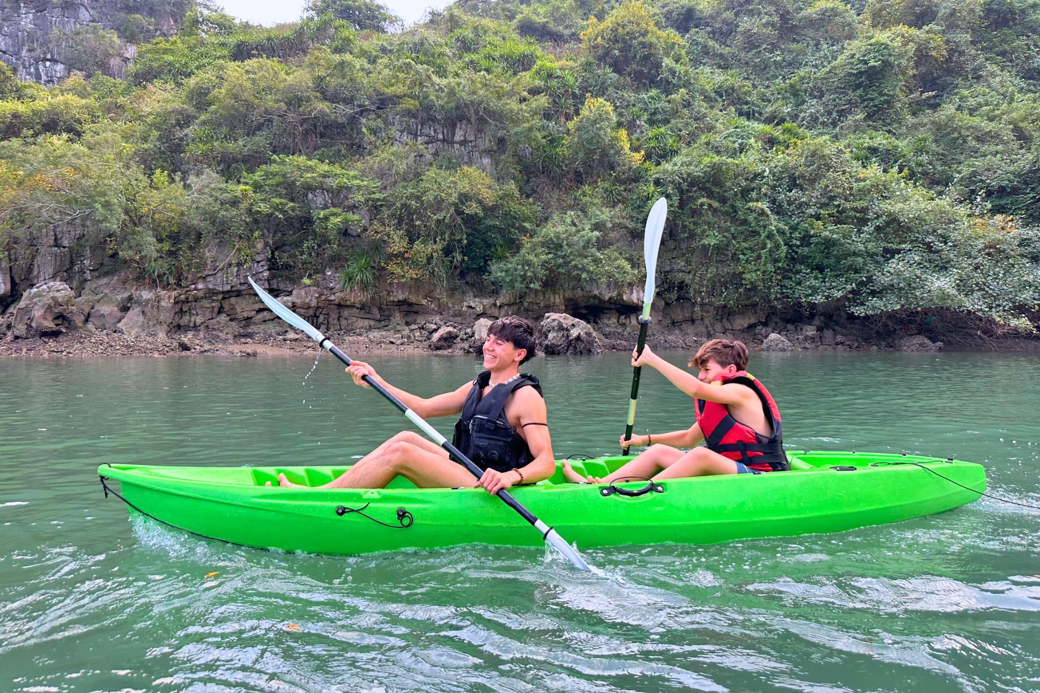 kayaking-on-lan-ha-bay-funny