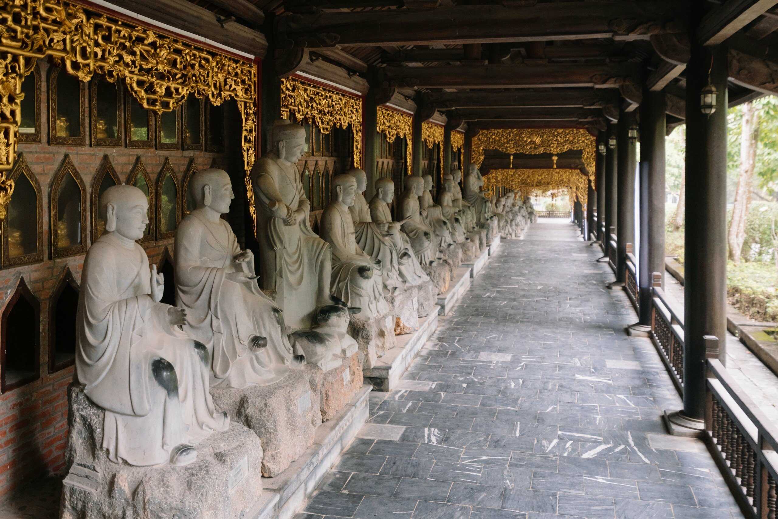 the-corridor-with-arhat-statues-longest-asia