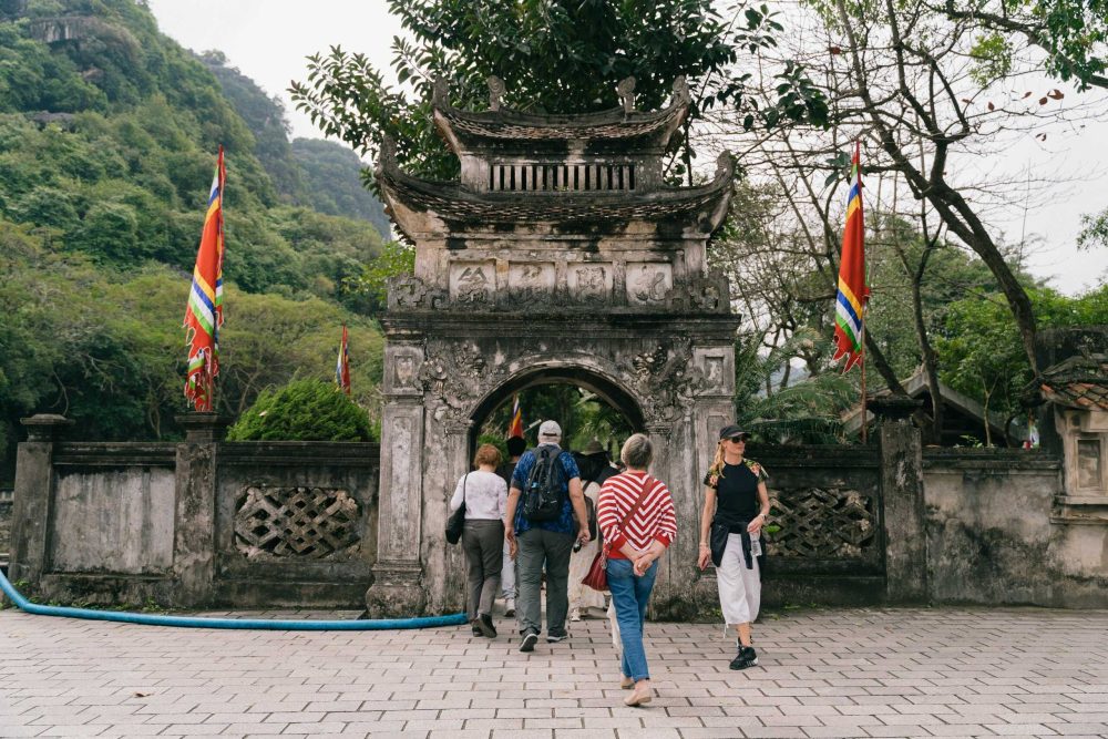 visit-hoa-lu-ancient-capital-ninh-binh