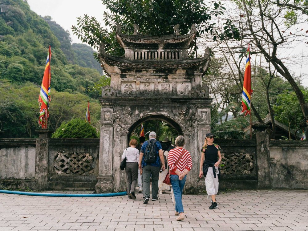 visit-hoa-lu-ancient-capital-ninh-binh