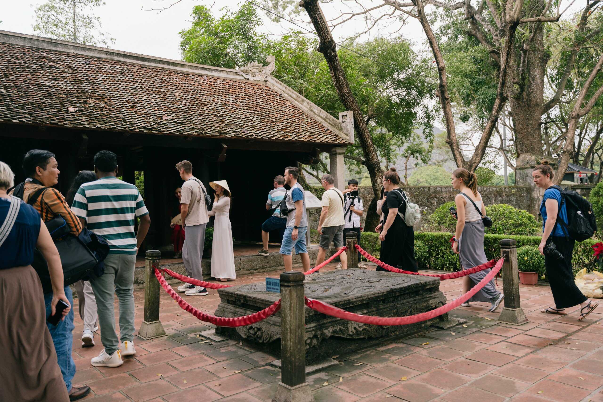 visit-hoa-lu-ancient-capital-ninh-binh