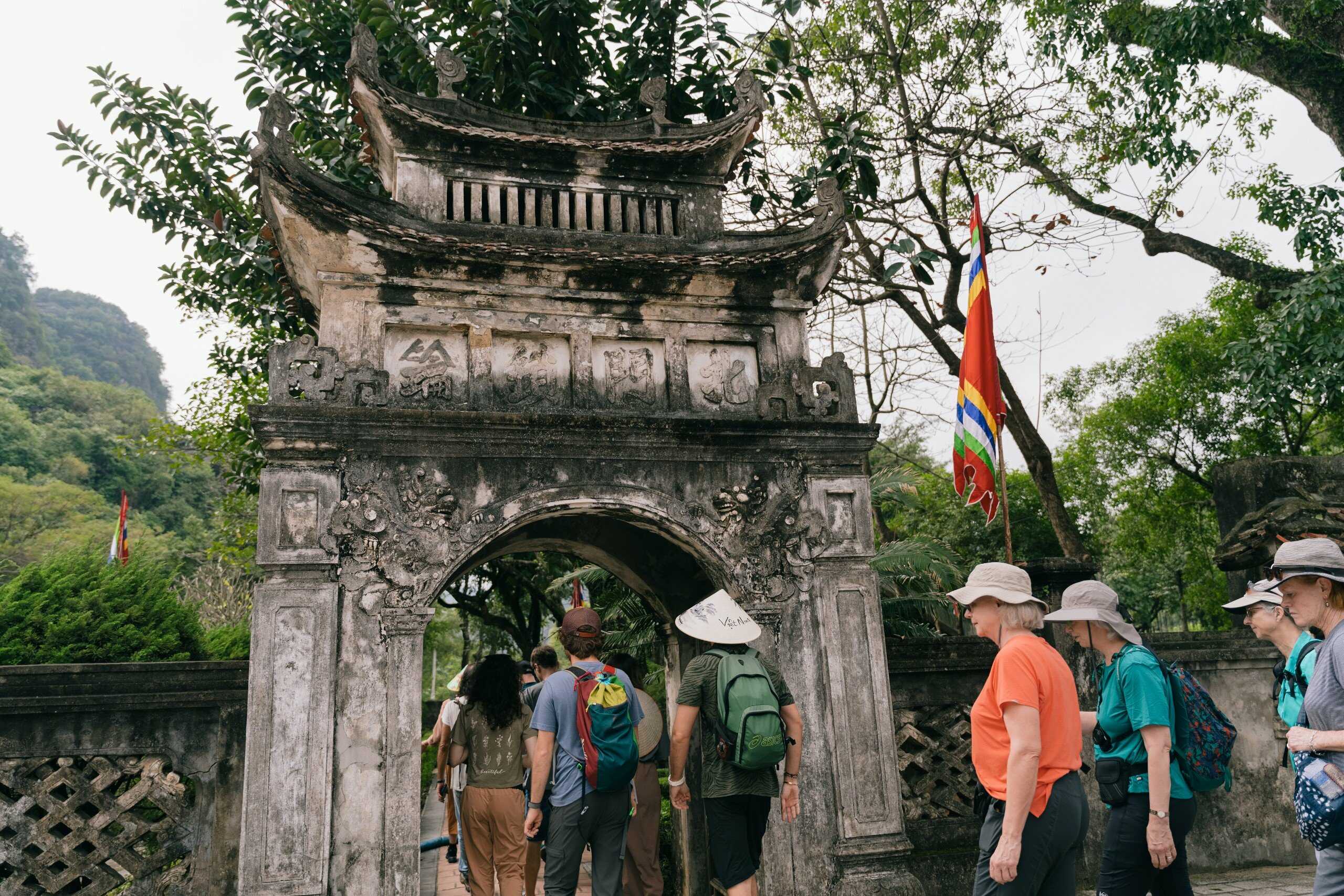 visit-hoa-lu-ancient-capital-ninh-binh