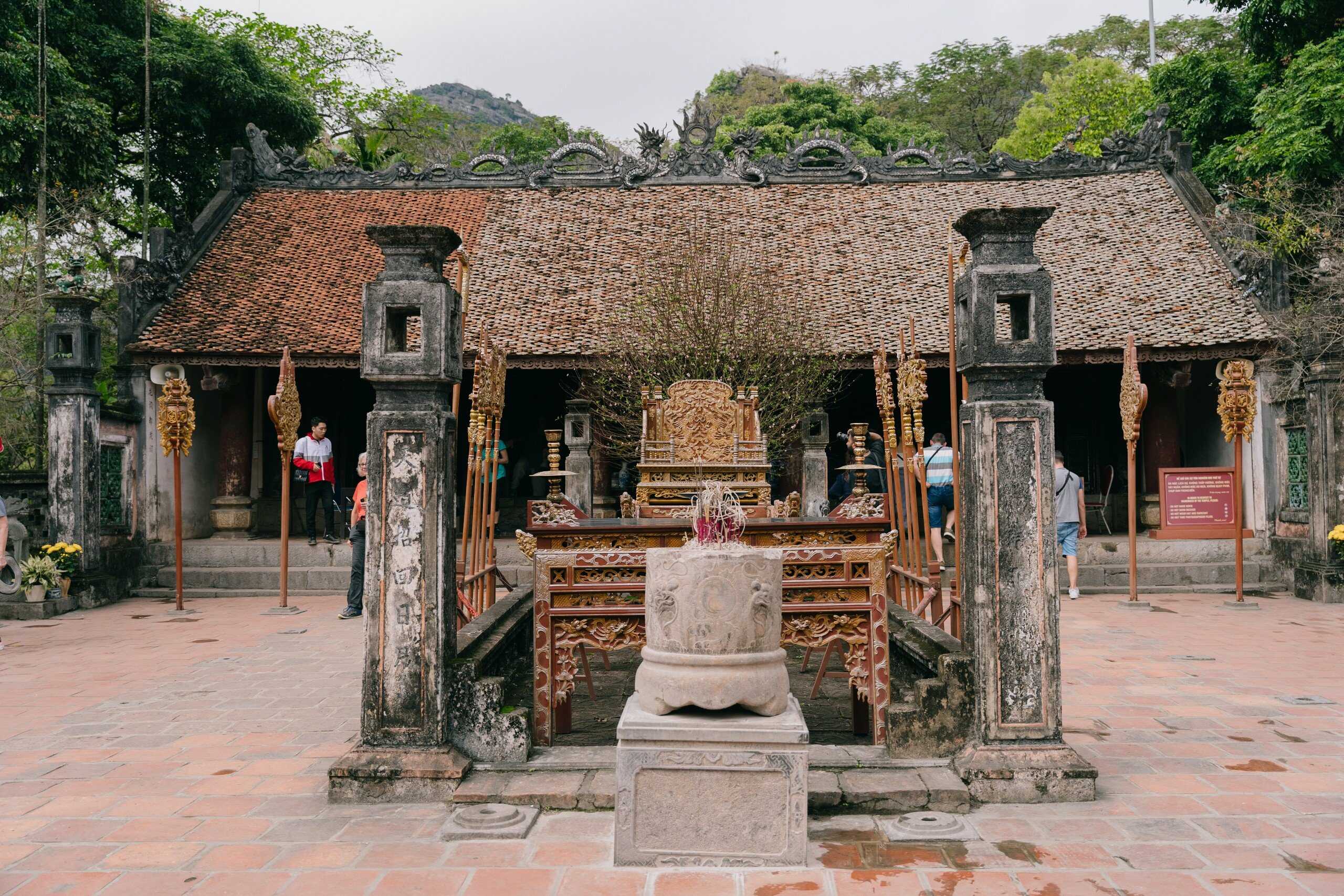 visit-le-king-temple-hoa-lu-ancient-capital-ninh-binh